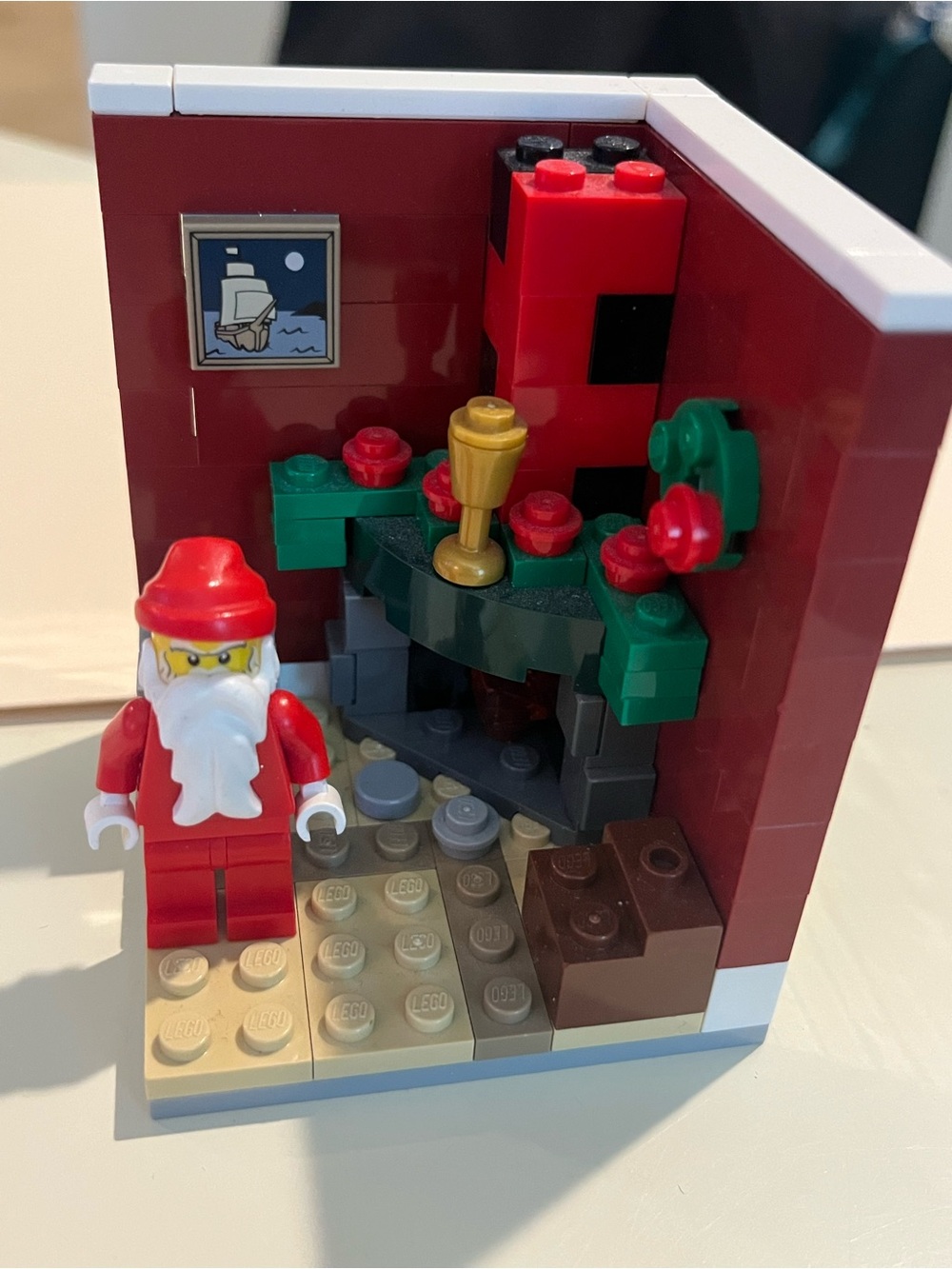 LEGO Holiday Mini Fireplace Scene - Red and Green -Limited Edition 2011